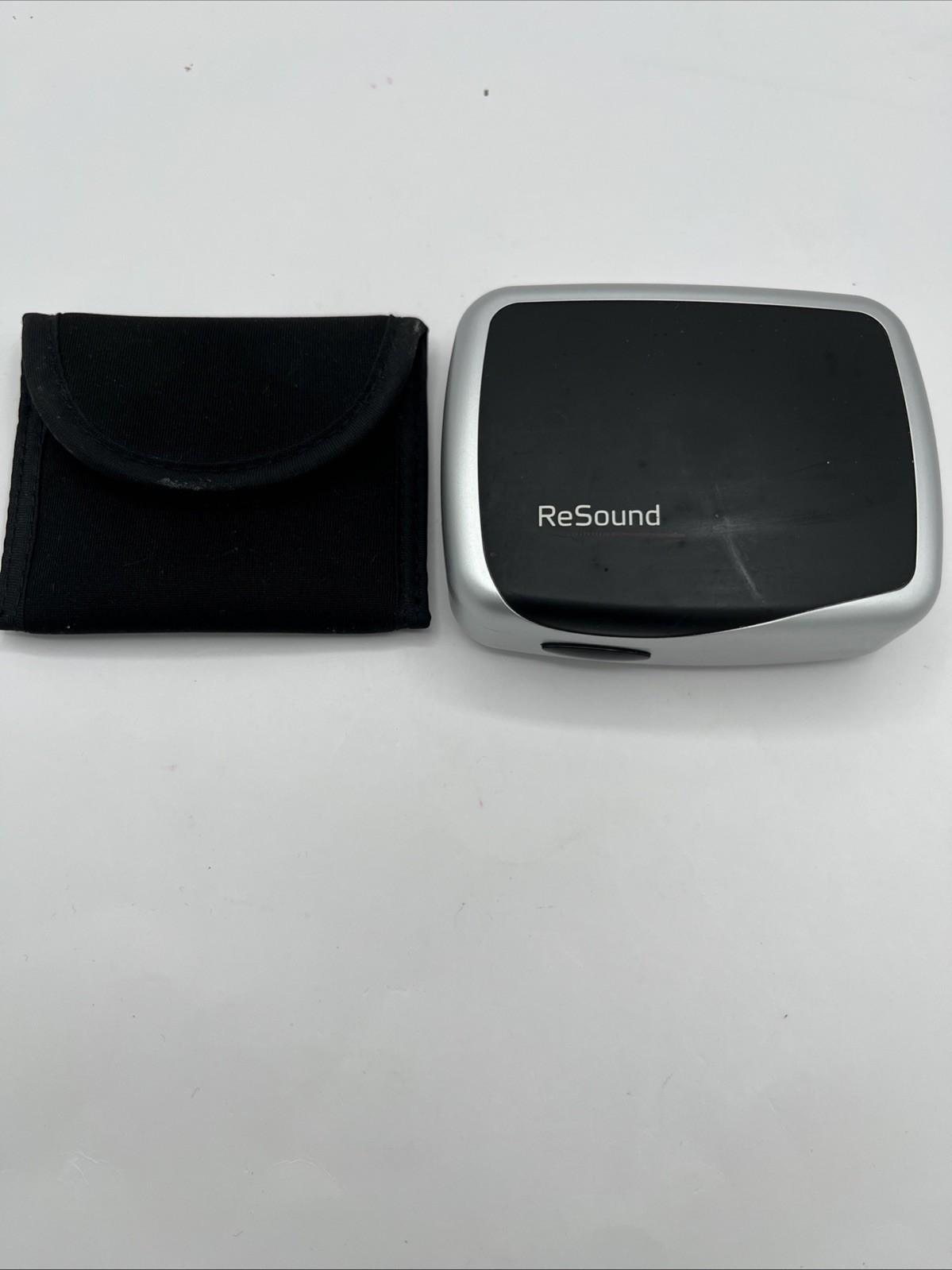 RESOUND HEARING AIDS 1 RED, 1 BLUE BATTERY OPPERATED WITH CASE, Cleaned