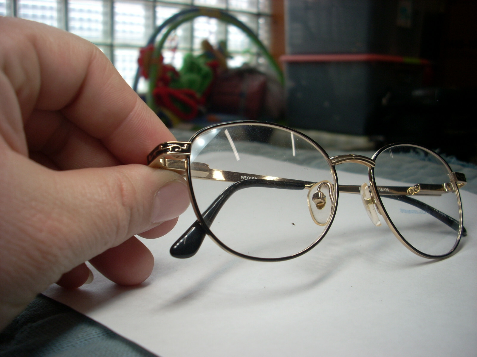 UNKNOWN BRAND “REGINA” WOMEN’S BLACK/ GOLD METAL EYEGLASS FRAMES 48-18-135 (VB)