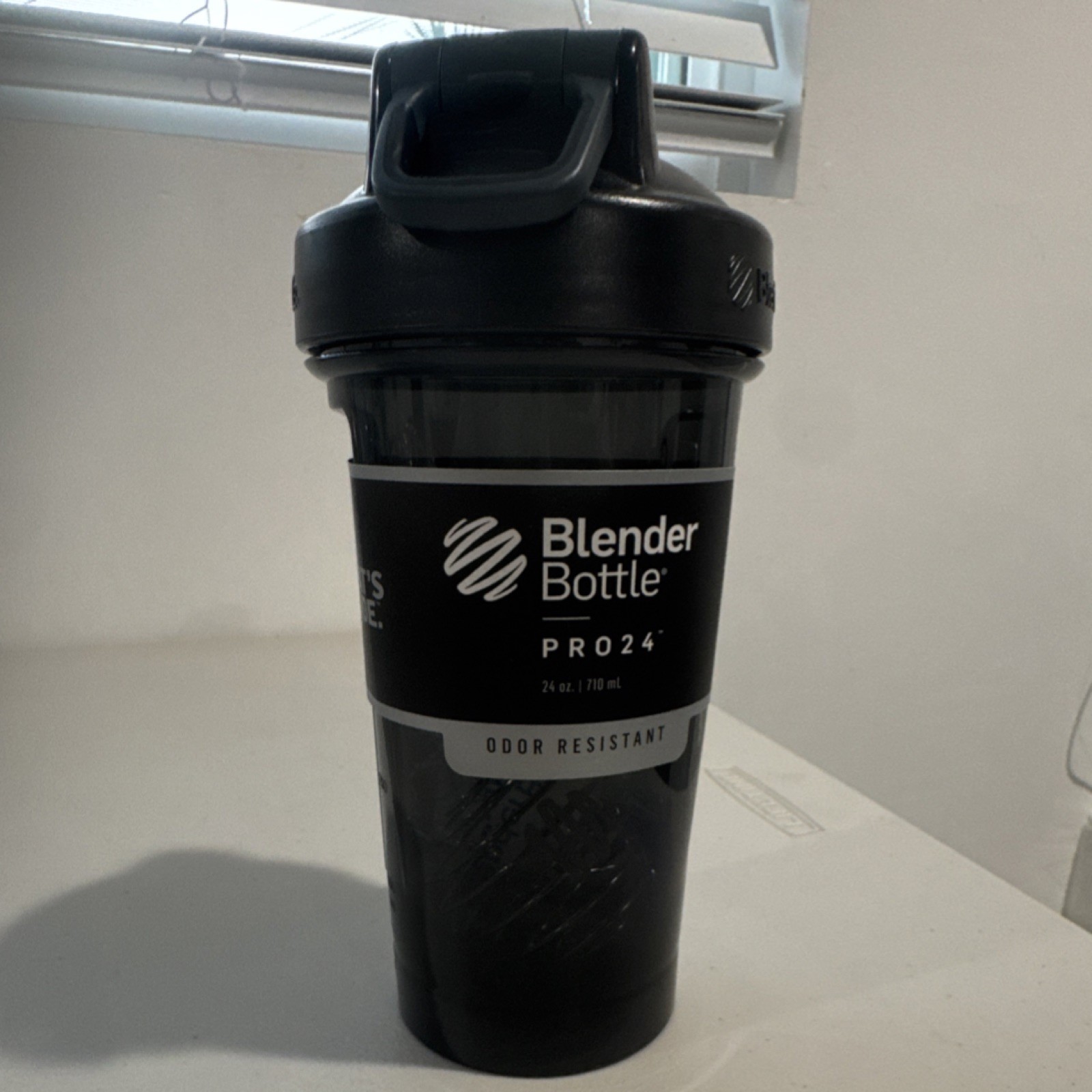 BlenderBottle PRO24 24oz Shaker Cup Leakproof BPA-Free Odor Resistant Black