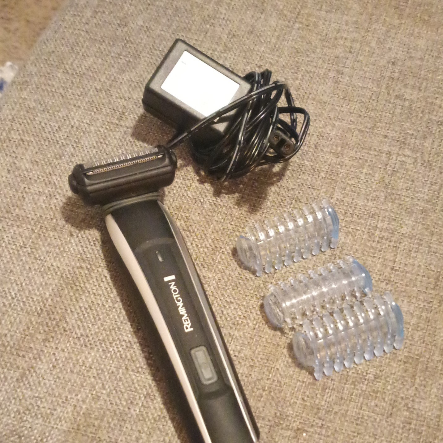 Remington BHT-300 Rechargeable Body Trimmer, 2 Guards, Charger