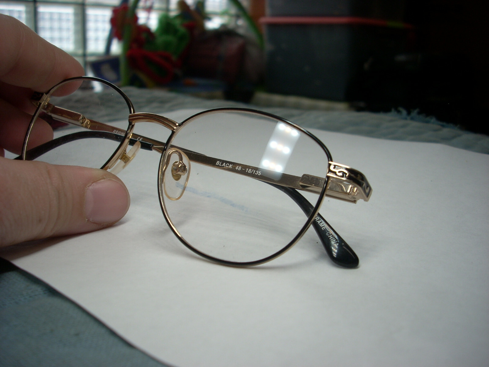 UNKNOWN BRAND “REGINA” WOMEN’S BLACK/ GOLD METAL EYEGLASS FRAMES 48-18-135 (VB)