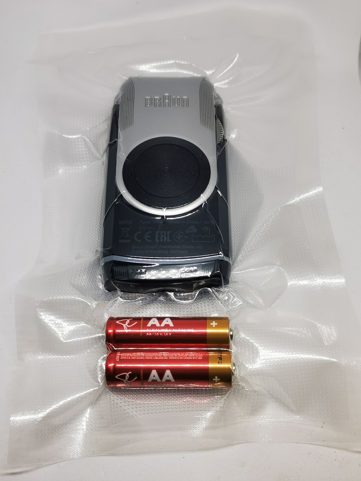 Braun M-90 Type 5609 MobileShave Shaver Auto Lock Washable AA Battery Operated