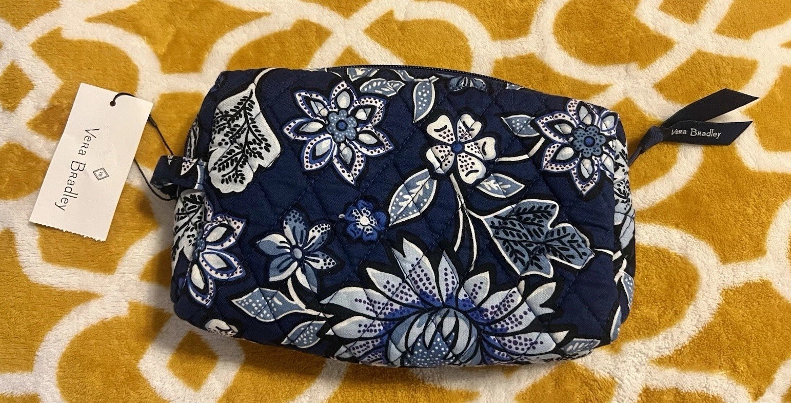 Vera Bradley Quilted Blue/White Floral Zipper Lined Makeup Bag 8.5×6 in