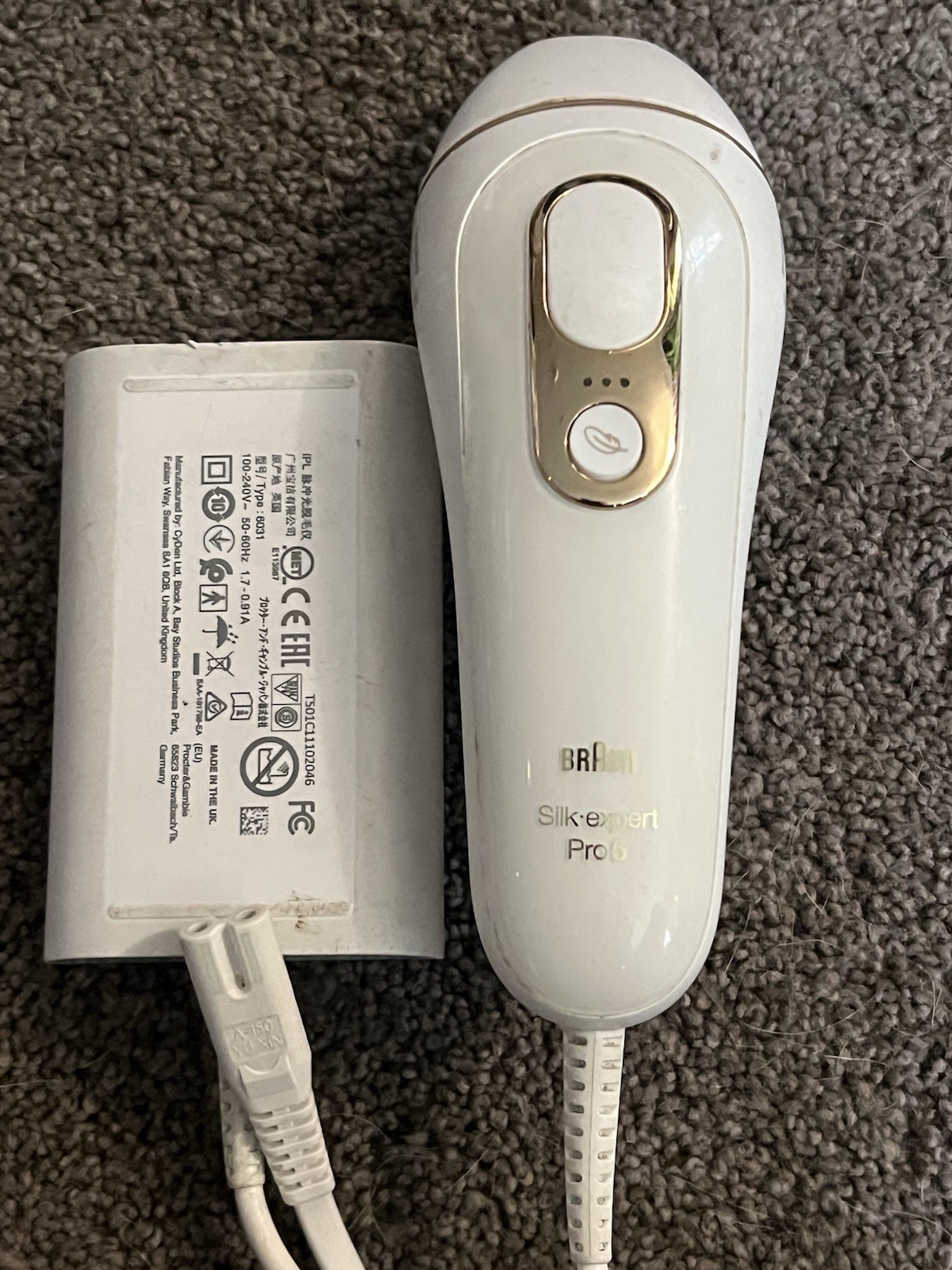Braun Silk-expert Pro 5 hair removal device in white and gold