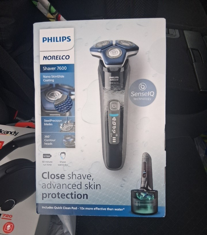 Philips Norelco Shaver 7600 SenseIQ 3-Head Rotary Waterproof Battery Shaver