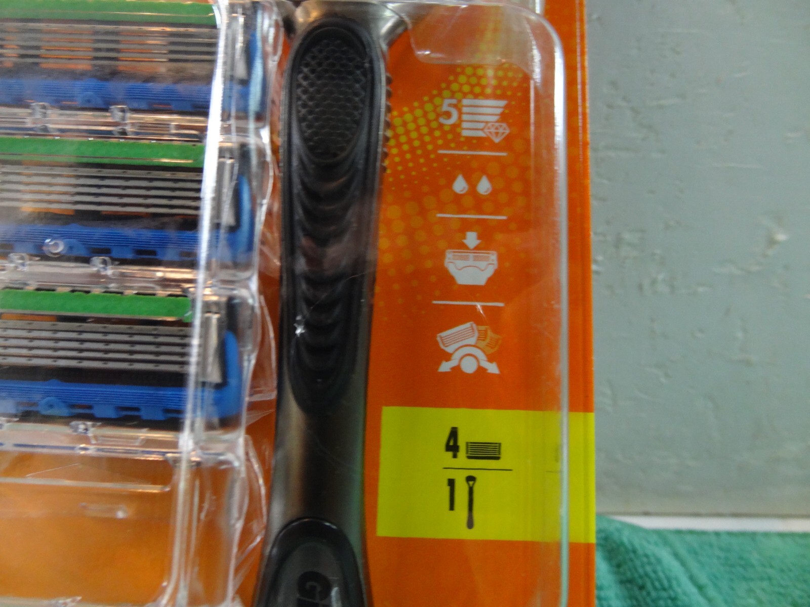 NEW Gillette Fusion 5 ProGlide Shaving Bundle 1 Razor Handle 4 Cartridges