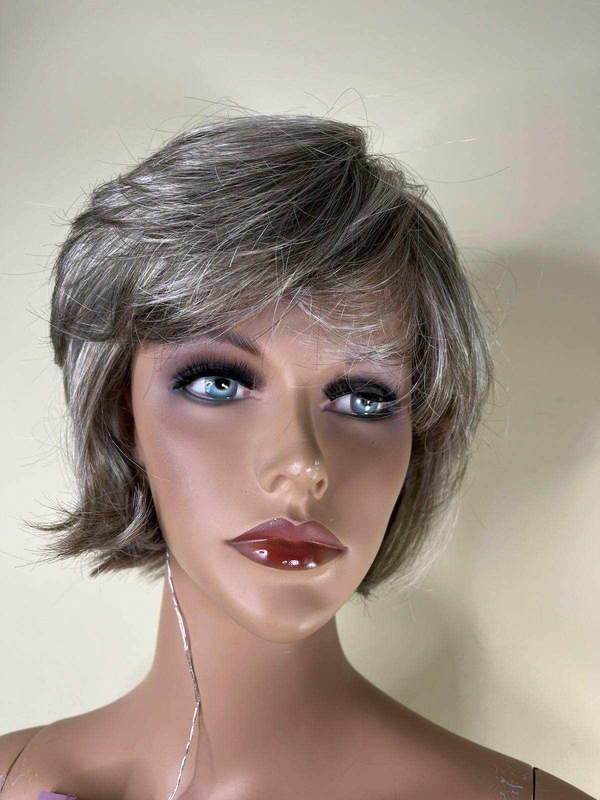 TWC Perfect Image Synthetic “Hot Stuff” Wig NWT Size Average Platinum Frost