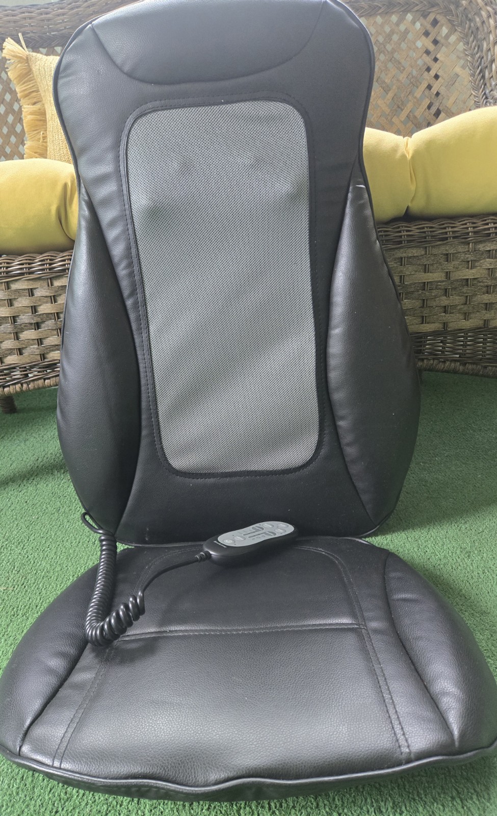 Brookstone Therapist Select Shiatsu Rolling Back Massage Cushion Remote Black