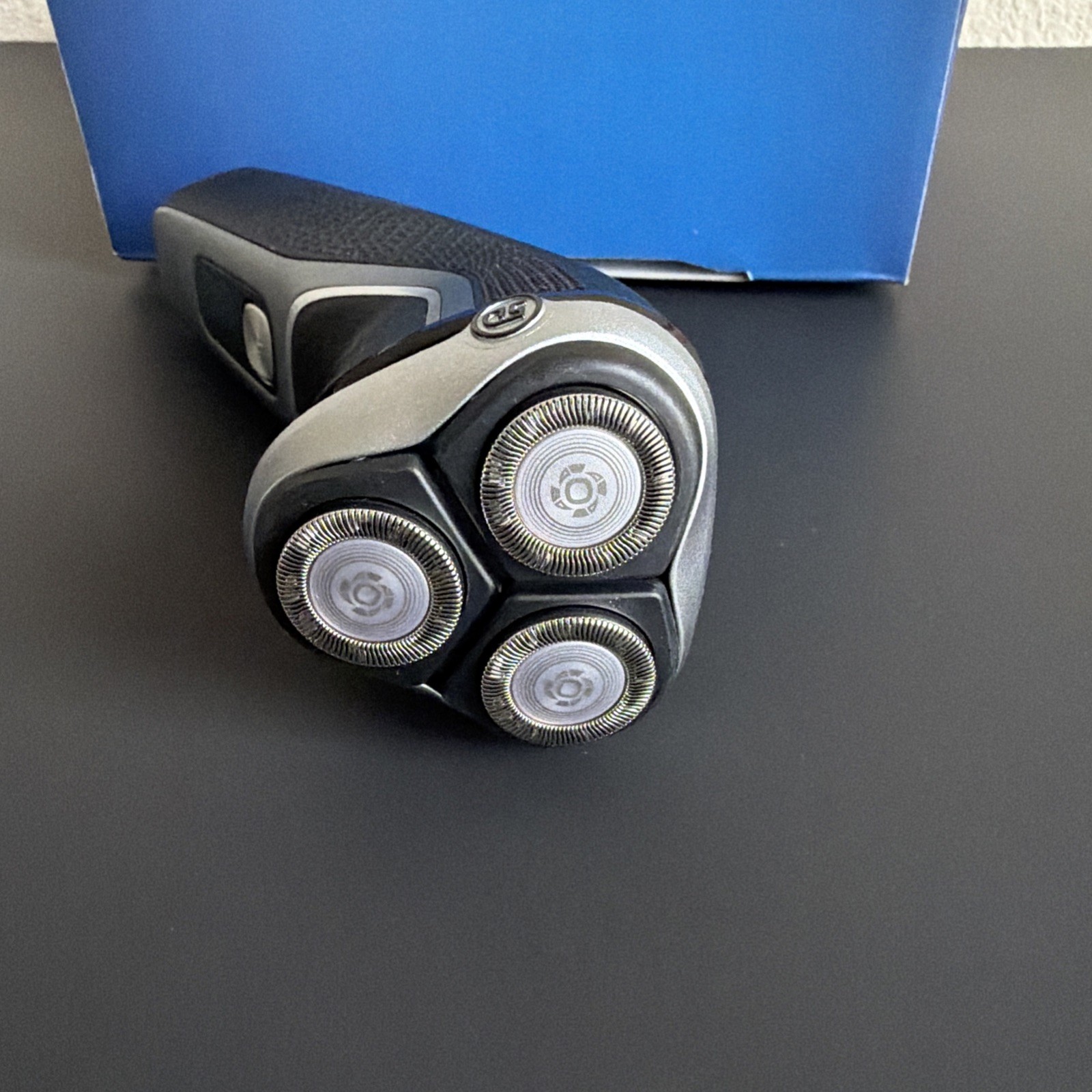 Philips Norelco Shaver 3900 Series, Wet and Dry Electric Shaver, Model S3341/92