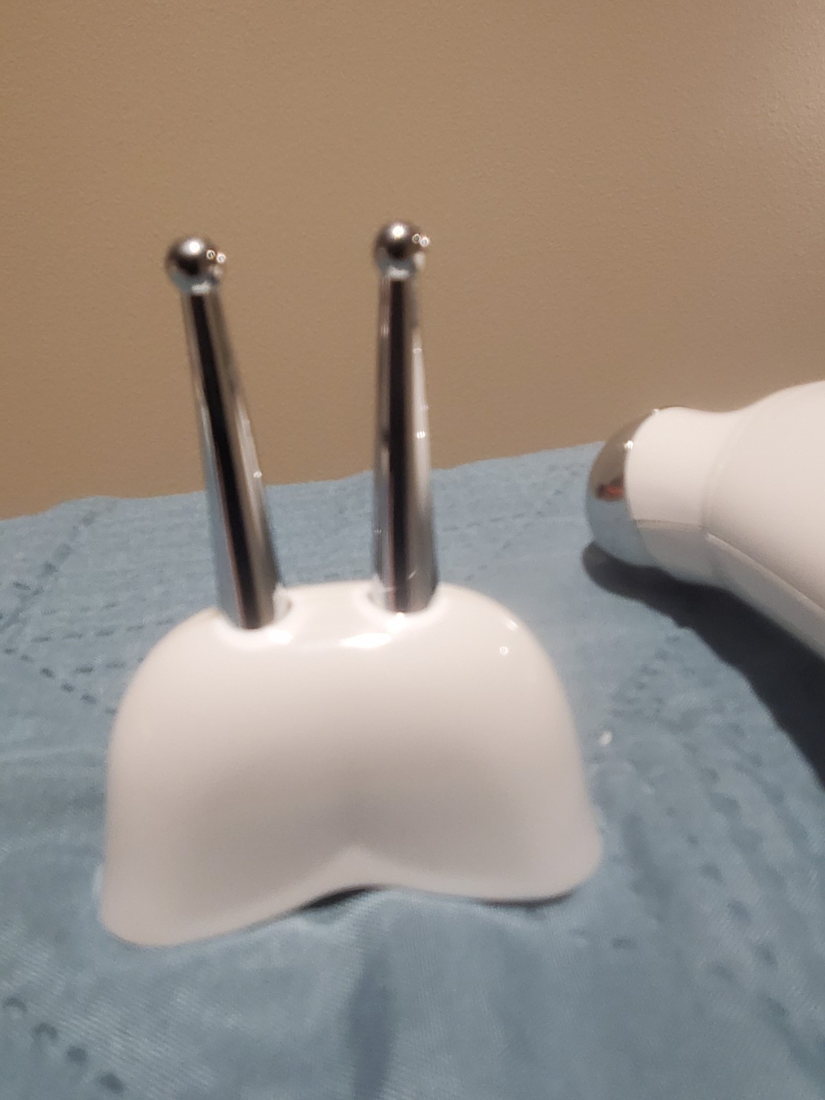 NuFACE Trinity Facial Toning Device Bundle w/ ELE Attachment & Charger Excellent