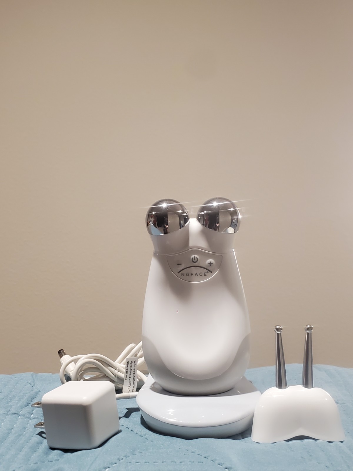 NuFACE Trinity Facial Toning Device Bundle w/ ELE Attachment & Charger Excellent