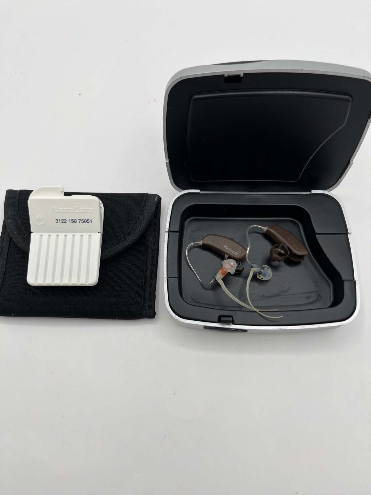 RESOUND HEARING AIDS 1 RED, 1 BLUE BATTERY OPPERATED WITH CASE, Cleaned