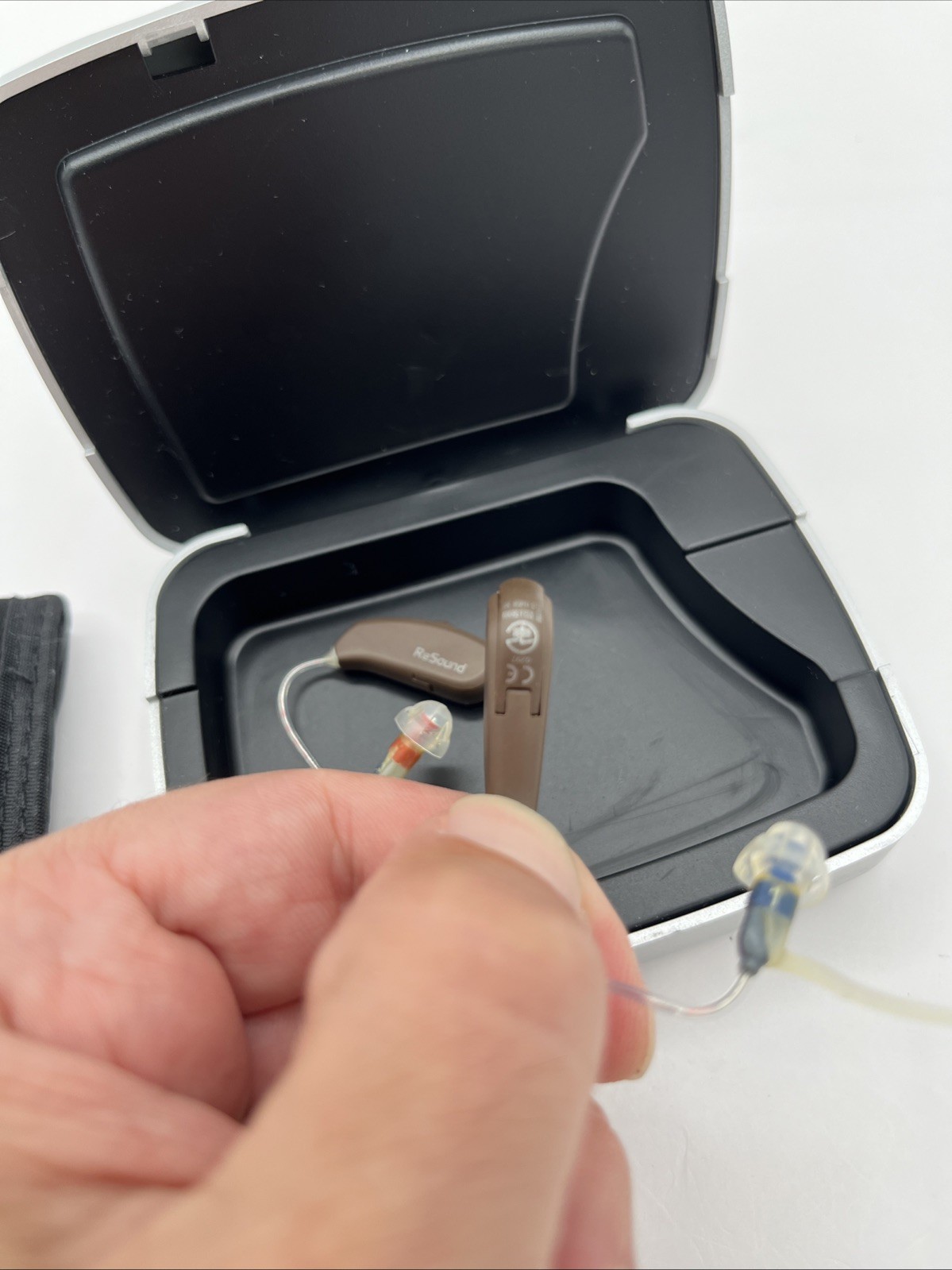 RESOUND HEARING AIDS 1 RED, 1 BLUE BATTERY OPPERATED WITH CASE, Cleaned