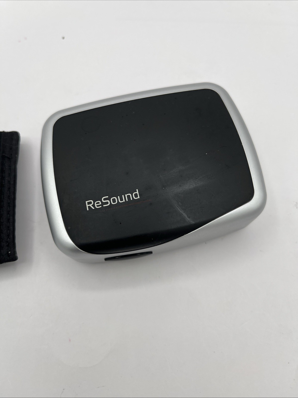 RESOUND HEARING AIDS 1 RED, 1 BLUE BATTERY OPPERATED WITH CASE, Cleaned