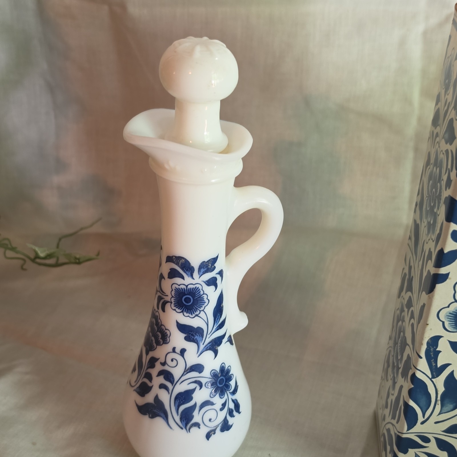 Avon Delft Blue Patchwork Foaming Bath Oil 5 fl oz Blue & White