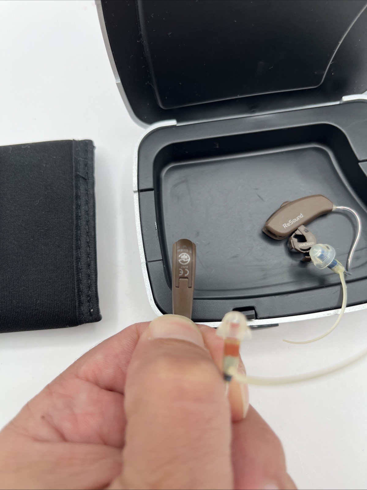 RESOUND HEARING AIDS 1 RED, 1 BLUE BATTERY OPPERATED WITH CASE, Cleaned