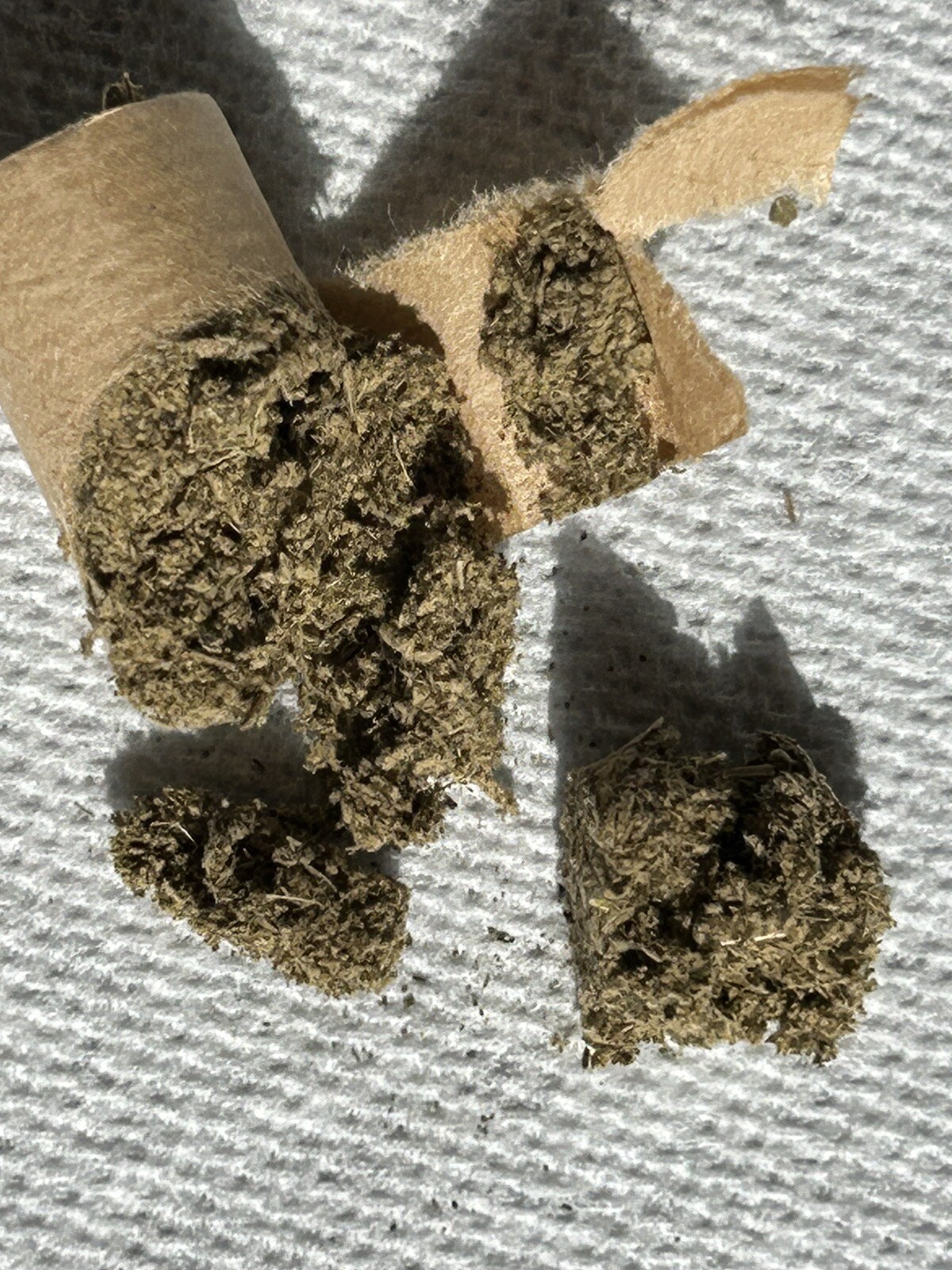 2 boxes of Moxi Moxibustion Sticks (108 per box, 5 years) 2 盒 伍元素 艾灸柱 108柱 5年陈