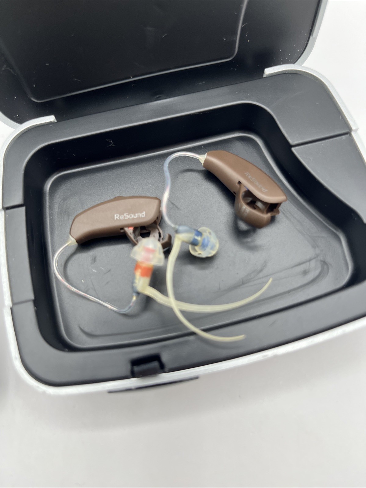 RESOUND HEARING AIDS 1 RED, 1 BLUE BATTERY OPPERATED WITH CASE, Cleaned