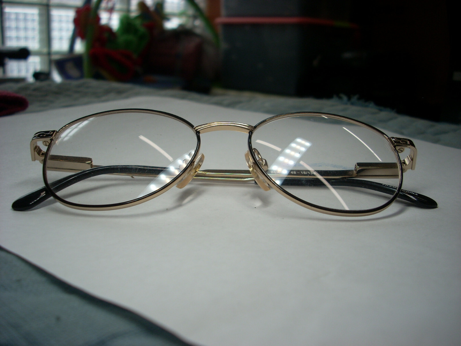 UNKNOWN BRAND “REGINA” WOMEN’S BLACK/ GOLD METAL EYEGLASS FRAMES 48-18-135 (VB)