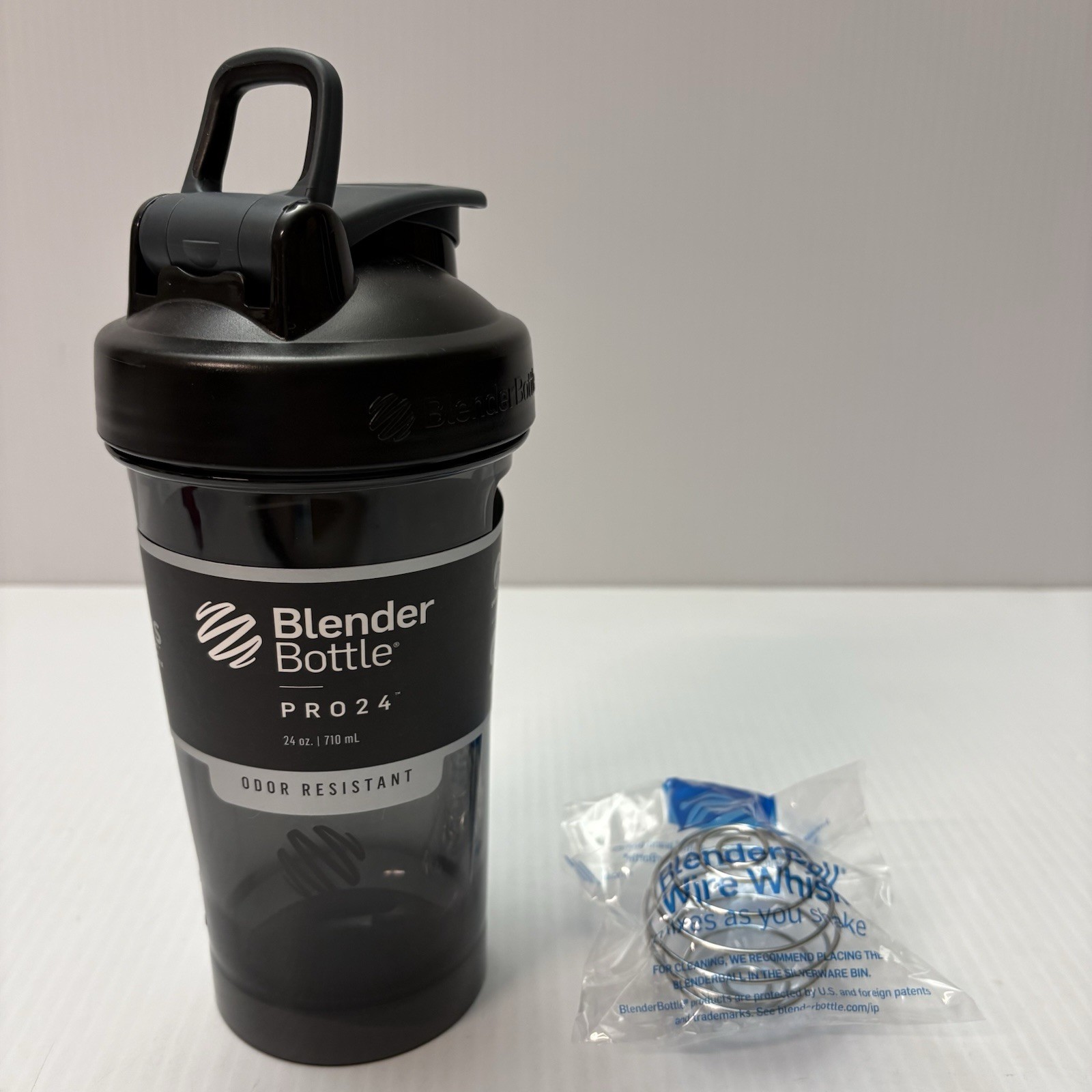 BlenderBottle Pro24 24oz Shaker Bottle Black Leak Proof BPA Free Odor Resistant