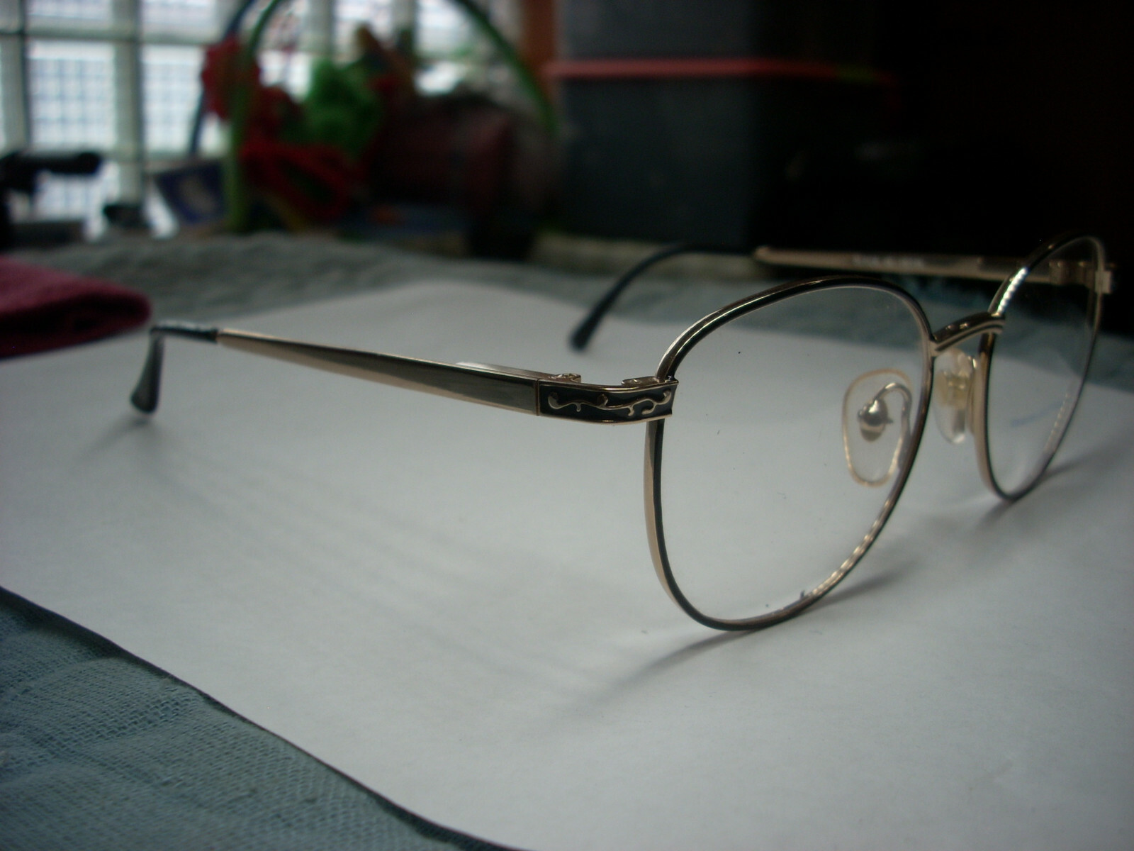 UNKNOWN BRAND “REGINA” WOMEN’S BLACK/ GOLD METAL EYEGLASS FRAMES 48-18-135 (VB)