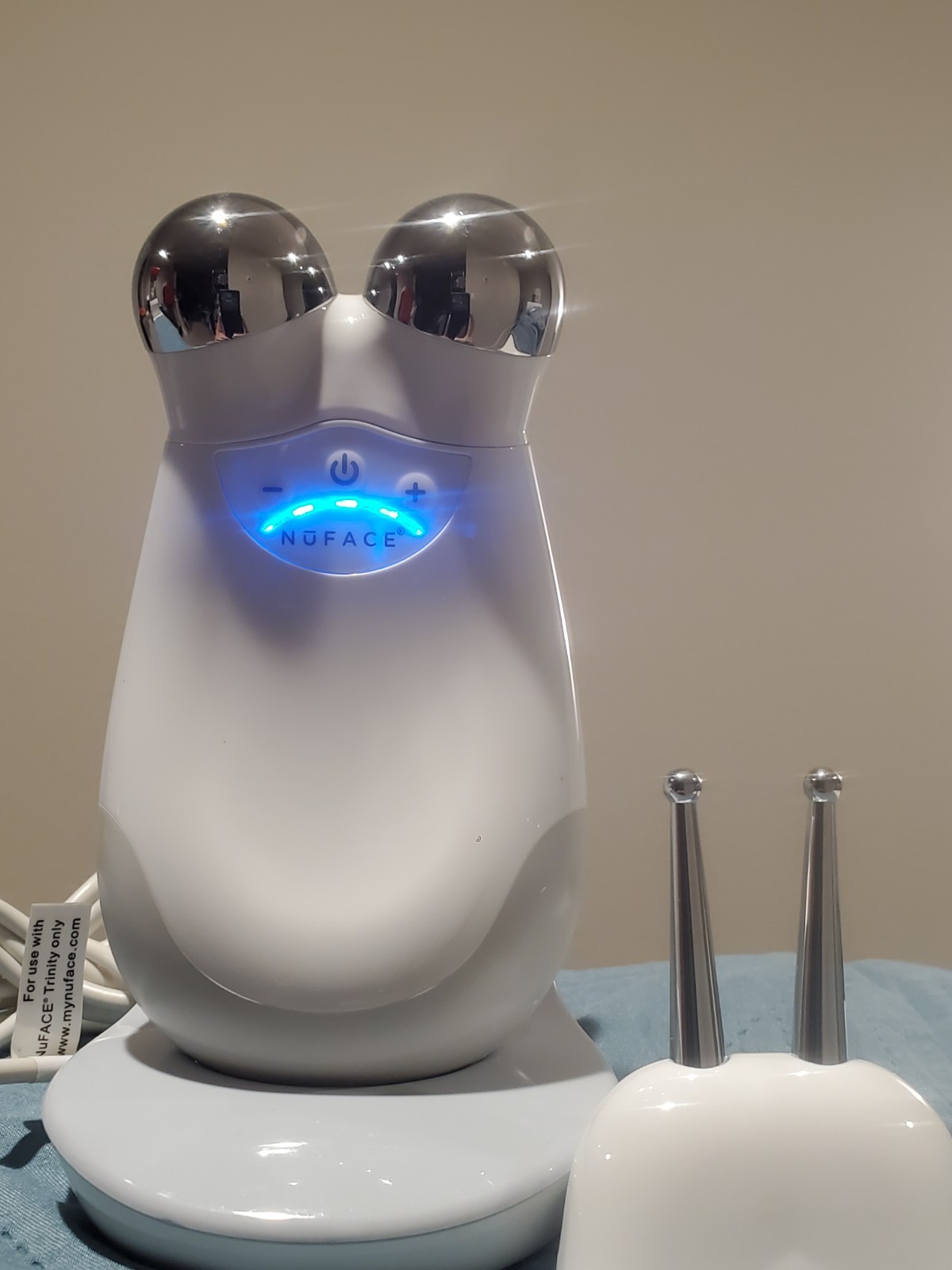 NuFACE Trinity Facial Toning Device Bundle w/ ELE Attachment & Charger Excellent
