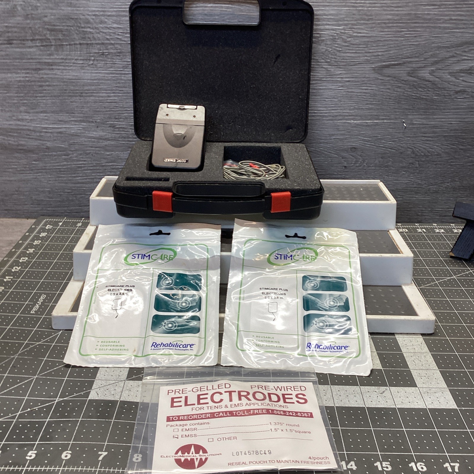 NEW TENS 3000 UNIT WITH ELECTRODES PADS,COMPLETE —OTC—TENS 3000 UNIT-
