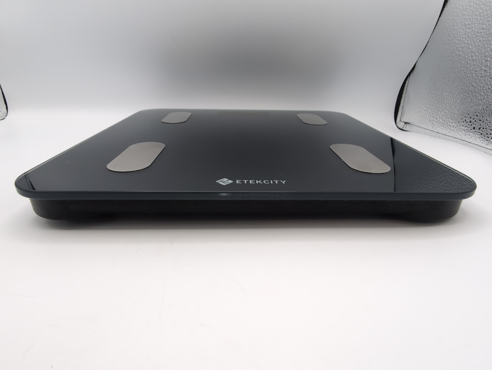 Etekcity ESF24 Smart Fitness Scale feat. a 400lb/180kg capacity and Bluetooth