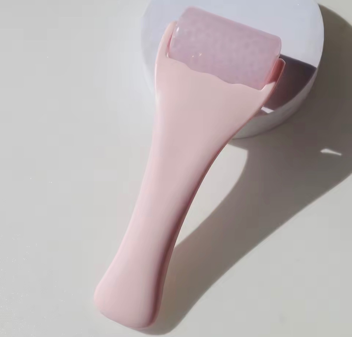 Ice Roller for Face & Eye Puffiness Cooling Face Massager Skincare Beauty Tool