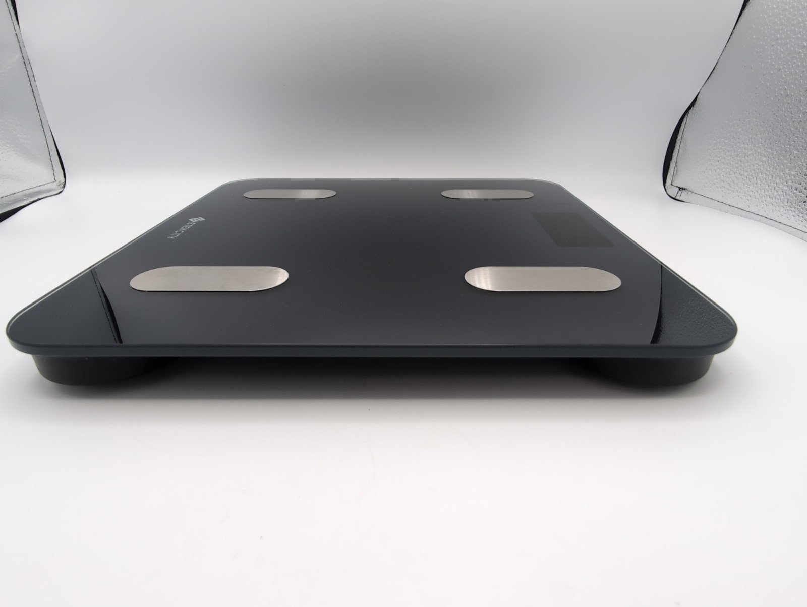 Etekcity ESF24 Smart Fitness Scale feat. a 400lb/180kg capacity and Bluetooth