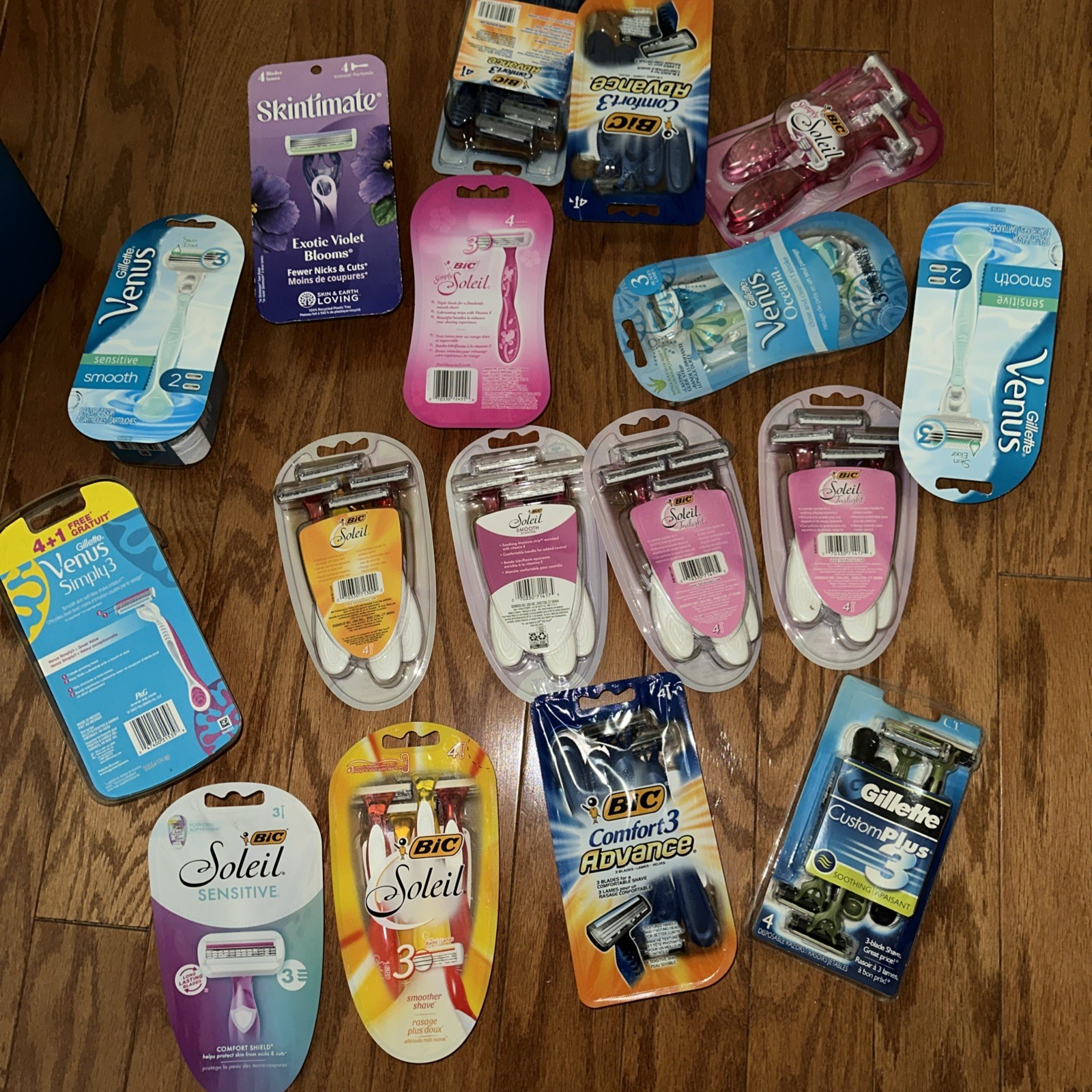 17 Packs Of Assorted Razors